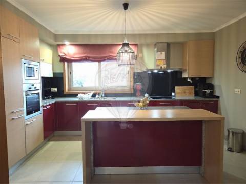 Moradia T4 para venda