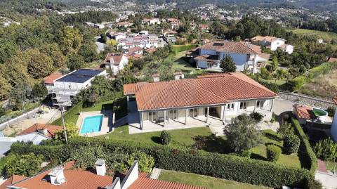 Moradia T4 para venda