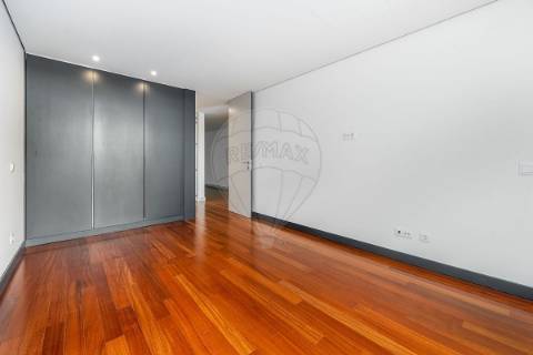 Moradia T4 para venda