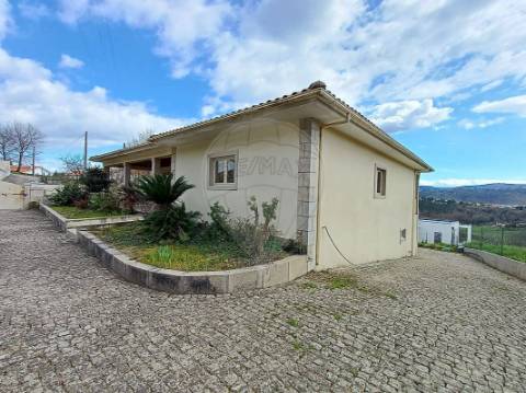 Moradia T4 para arrendamento