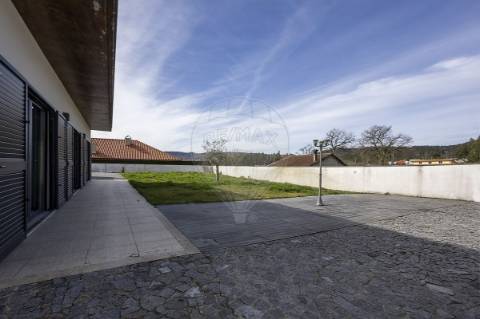 Moradia T4 para venda