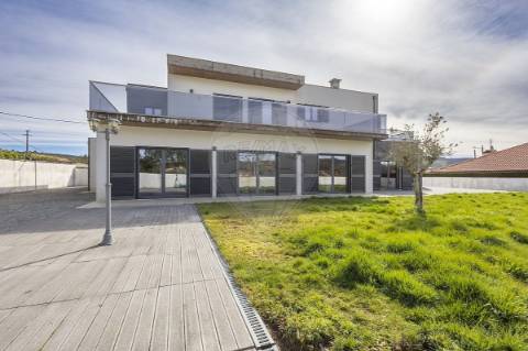 Moradia T4 para venda