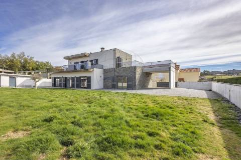 Moradia T4 para venda