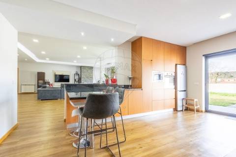 Moradia T4 para venda