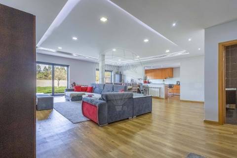 Moradia T4 para venda