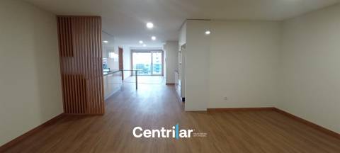 Loja e Apartamento T2  junto ao Palácio do Gelo – Versatilidade e Rentabilidade