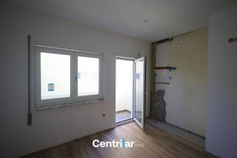 Andar Moradia T2 Remodelado no Centro de Mangualde com Jardim e Garagem