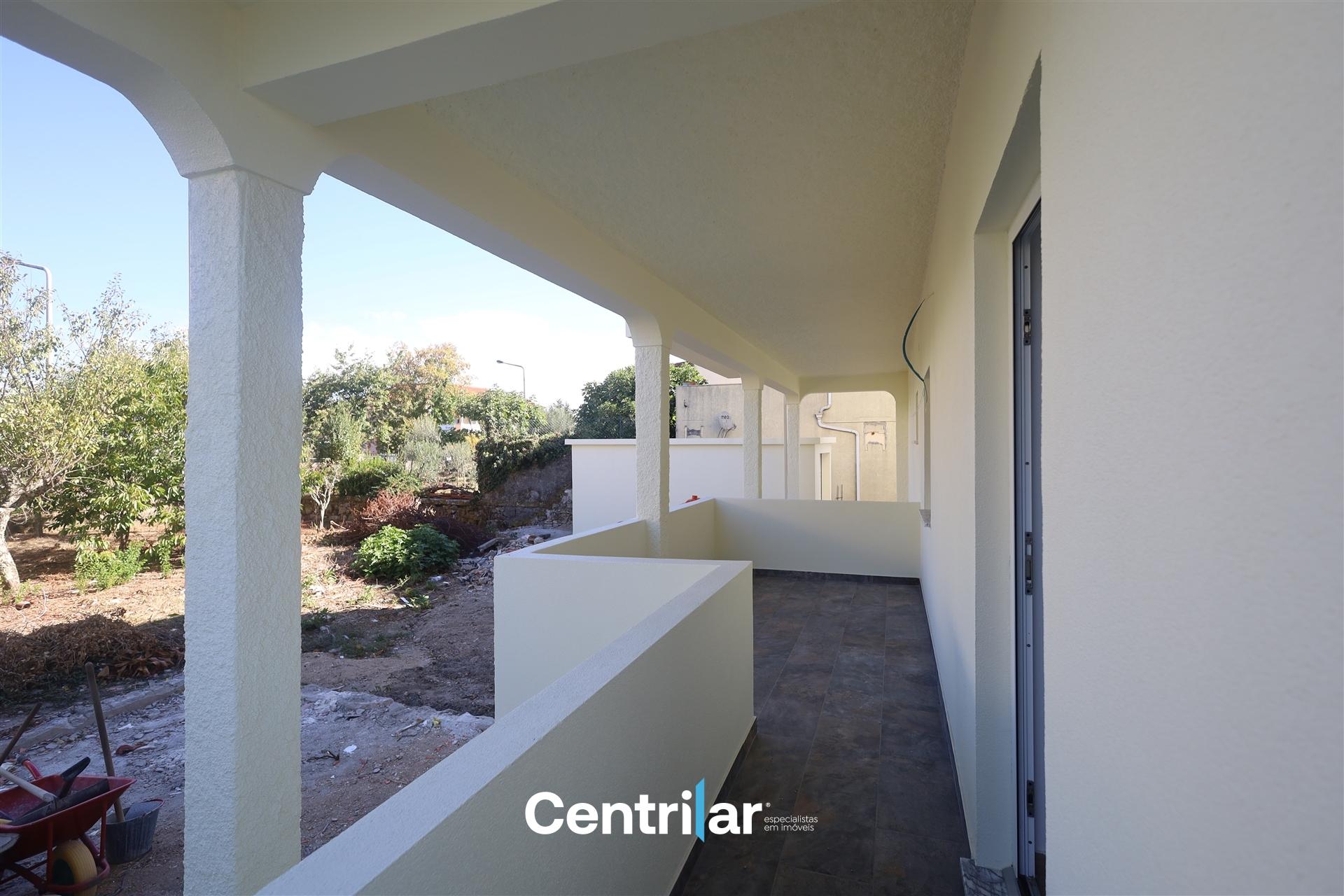 Andar Moradia T2 Remodelado no Centro de Mangualde com Jardim e Garagem