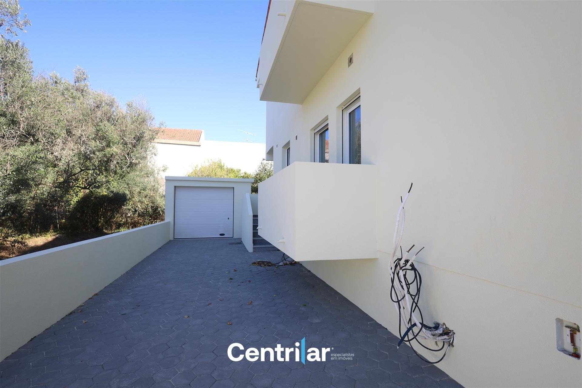 Andar Moradia T2 Remodelado no Centro de Mangualde com Jardim e Garagem