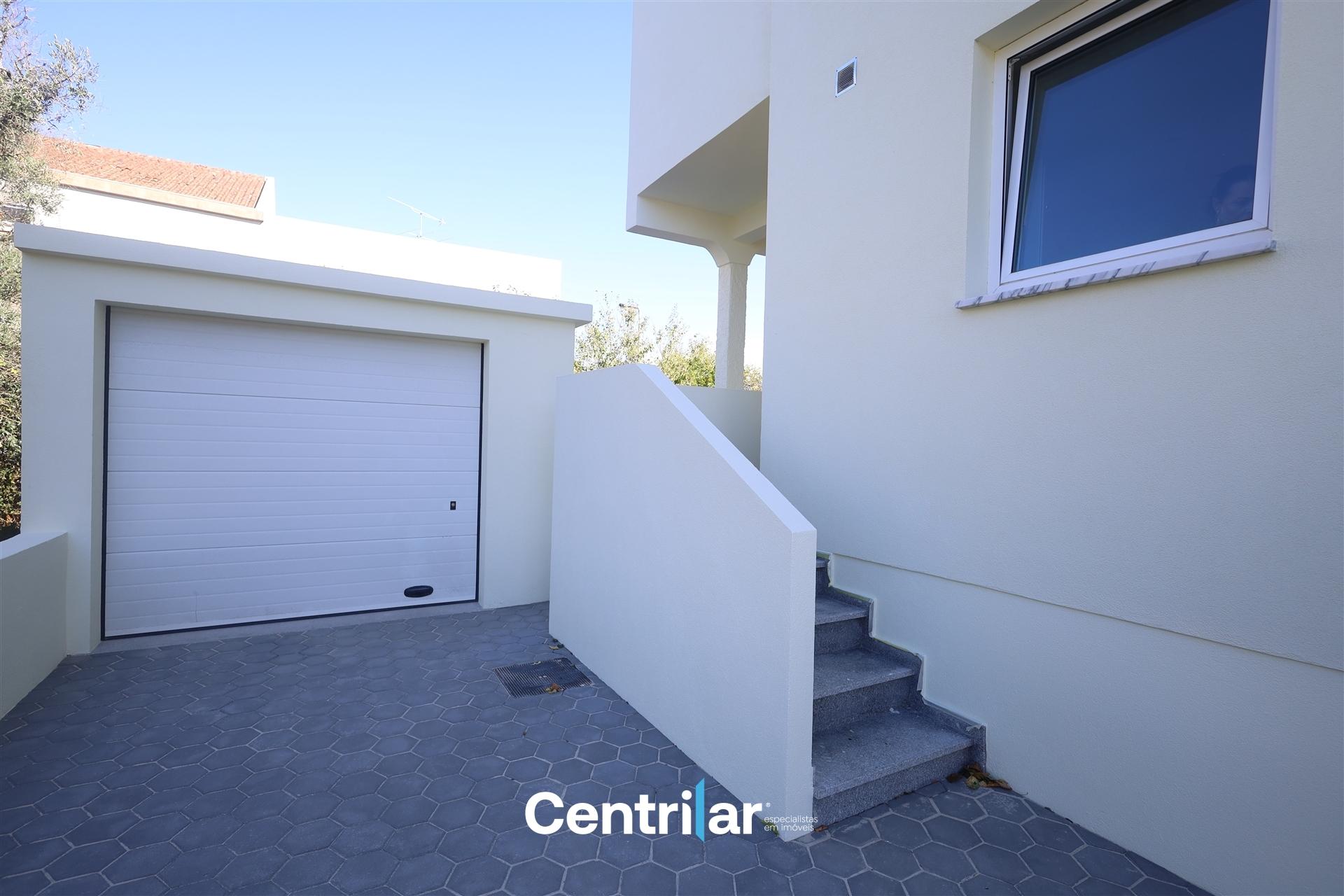 Andar Moradia T2 Remodelado no Centro de Mangualde com Jardim e Garagem