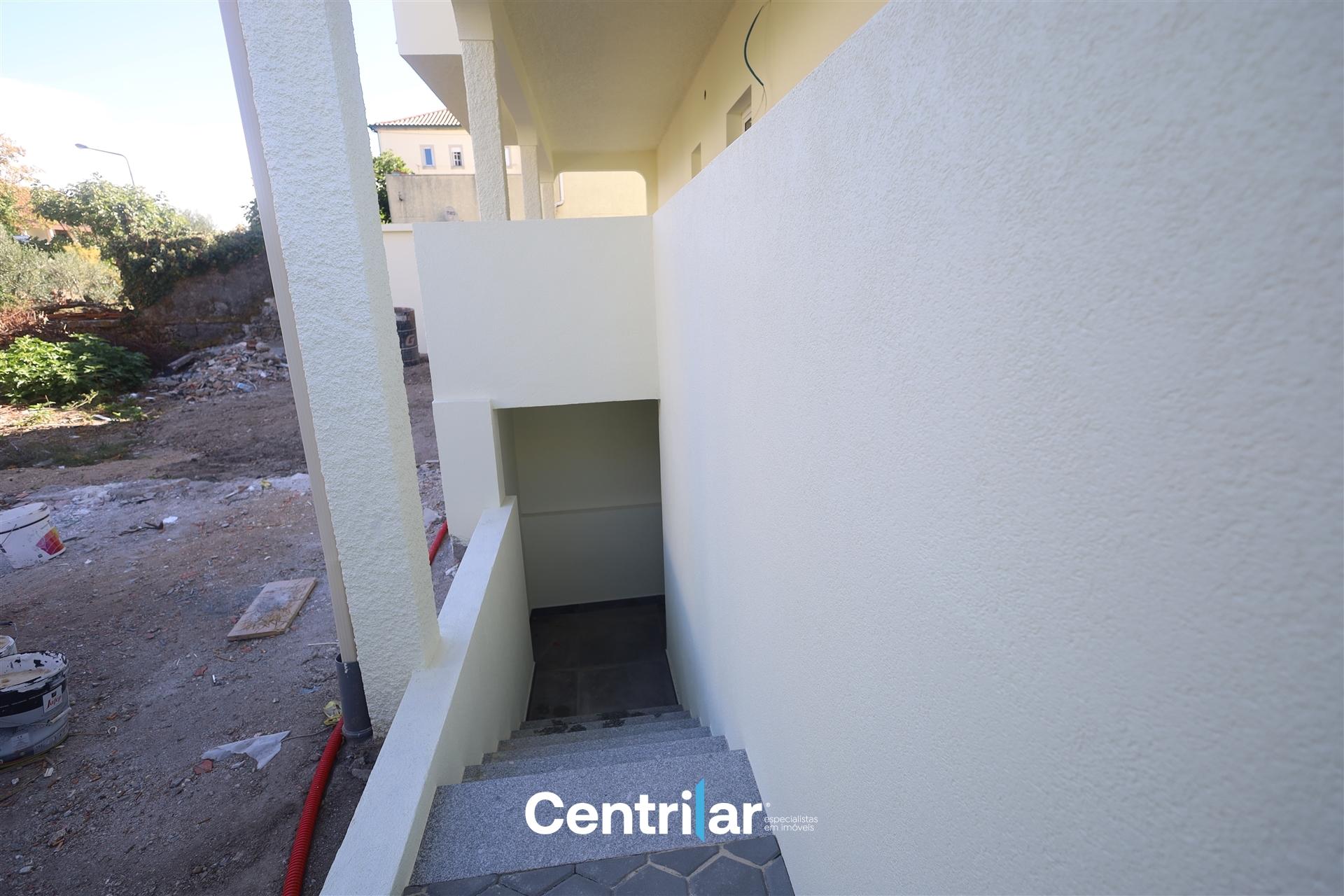 Andar Moradia T2 Remodelado no Centro de Mangualde com Jardim e Garagem