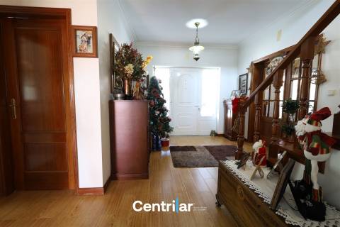 Moradia T5 com Piscina e Vista para a Serra da Estrela em Mangualde