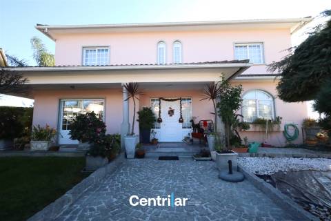 Moradia T5 com Piscina e Vista para a Serra da Estrela em Mangualde