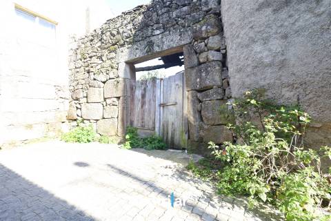 Moradia T2  em Chãs de Tavares– Excelente Oportunidade de Remodelação