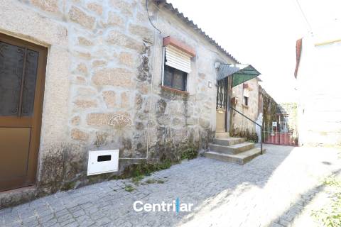 Moradia T2  em Chãs de Tavares– Excelente Oportunidade de Remodelação