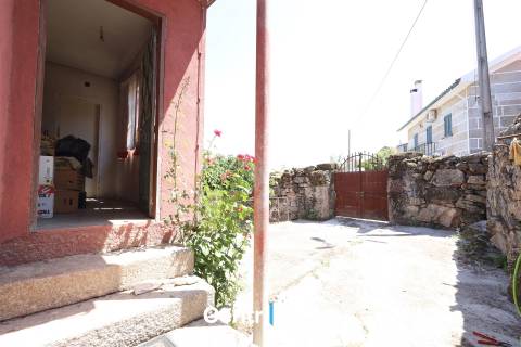 Imóvel em Pedra com Terreno Edificável e Vista para a Serra da Estrela