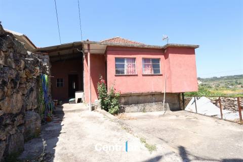 Imóvel em Pedra com Terreno Edificável e Vista para a Serra da Estrela