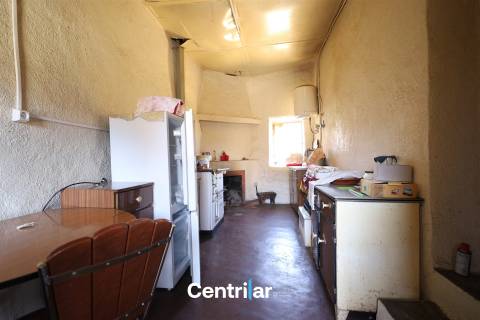 Imóvel em Pedra com Terreno Edificável e Vista para a Serra da Estrela