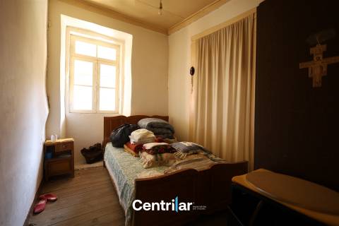 Imóvel em Pedra com Terreno Edificável e Vista para a Serra da Estrela