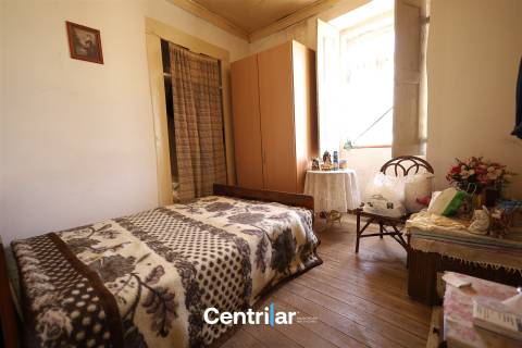 Imóvel em Pedra com Terreno Edificável e Vista para a Serra da Estrela