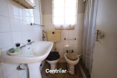 Imóvel em Pedra com Terreno Edificável e Vista para a Serra da Estrela