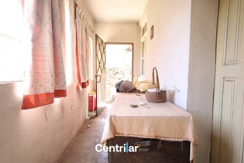 Imóvel em Pedra com Terreno Edificável e Vista para a Serra da Estrela