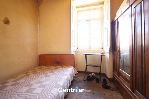 Imóvel em Pedra com Terreno Edificável e Vista para a Serra da Estrela