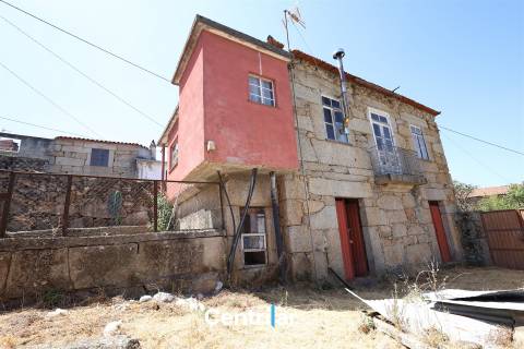 Imóvel em Pedra com Terreno Edificável e Vista para a Serra da Estrela