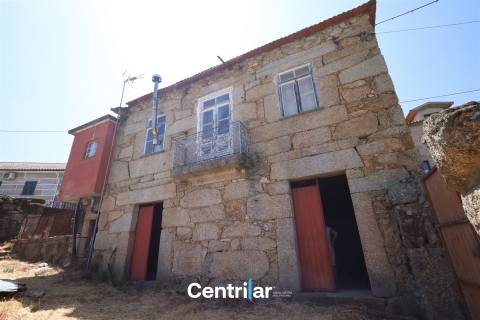 Imóvel em Pedra com Terreno Edificável e Vista para a Serra da Estrela