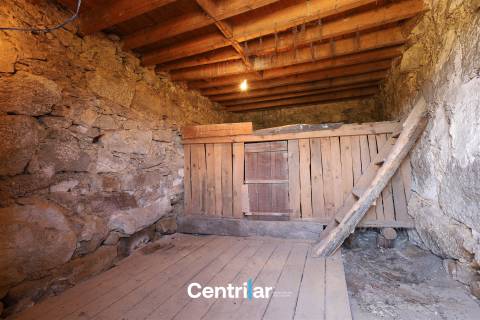 Imóvel em Pedra com Terreno Edificável e Vista para a Serra da Estrela