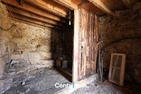 Imóvel em Pedra com Terreno Edificável e Vista para a Serra da Estrela