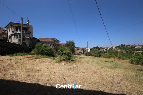 Imóvel em Pedra com Terreno Edificável e Vista para a Serra da Estrela