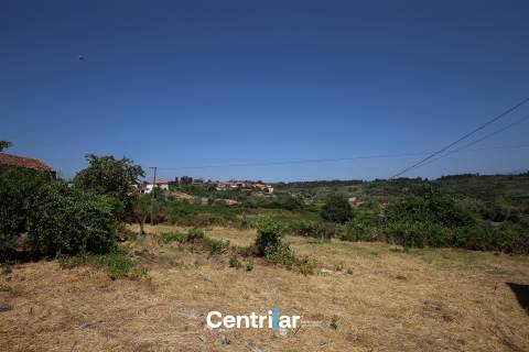 Imóvel em Pedra com Terreno Edificável e Vista para a Serra da Estrela