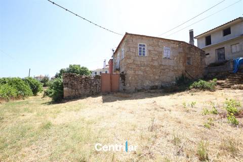 Imóvel em Pedra com Terreno Edificável e Vista para a Serra da Estrela