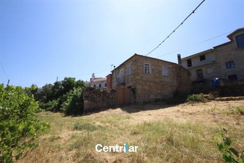 Imóvel em Pedra com Terreno Edificável e Vista para a Serra da Estrela