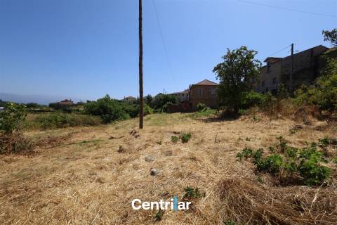 Imóvel em Pedra com Terreno Edificável e Vista para a Serra da Estrela