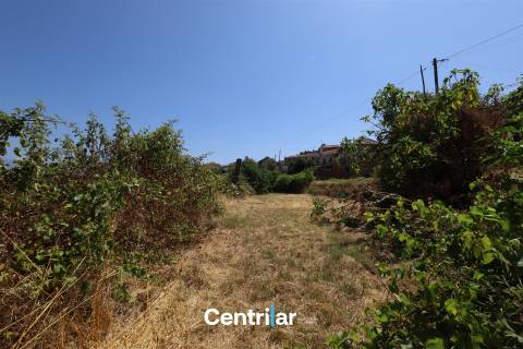 Imóvel em Pedra com Terreno Edificável e Vista para a Serra da Estrela