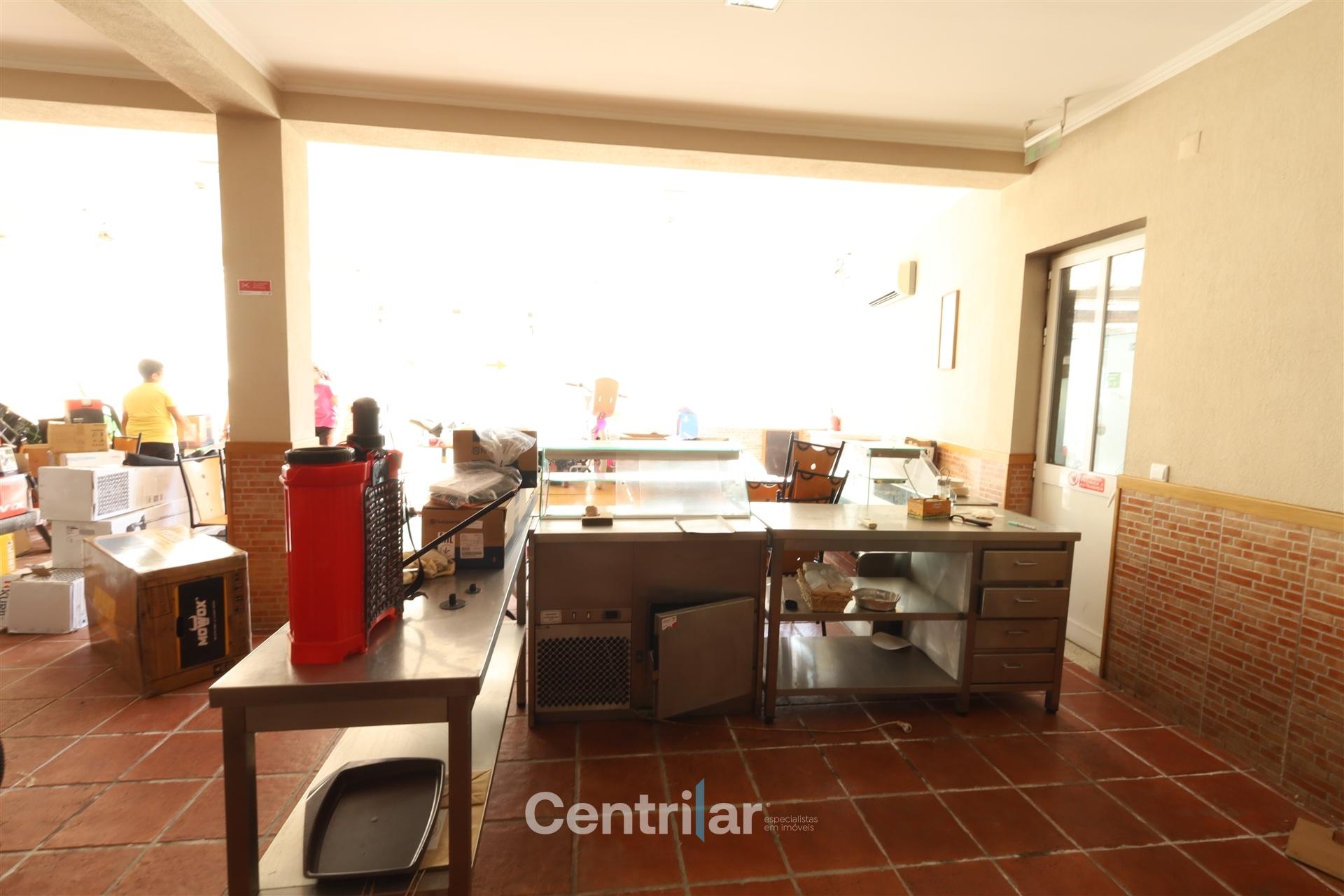 Loja/Restauração ou Alojamento na Vila Nova de Tazem-140.000 mil