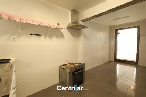 Moradia T3 com pátio e terraço