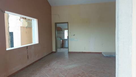 Ruína para Restauro com Terreno Generoso e Vista Deslumbrante