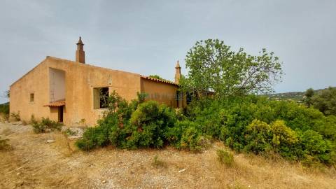 Ruína para Restauro com Terreno Generoso e Vista Deslumbrante