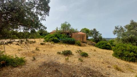 Ruína para Restauro com Terreno Generoso e Vista Deslumbrante