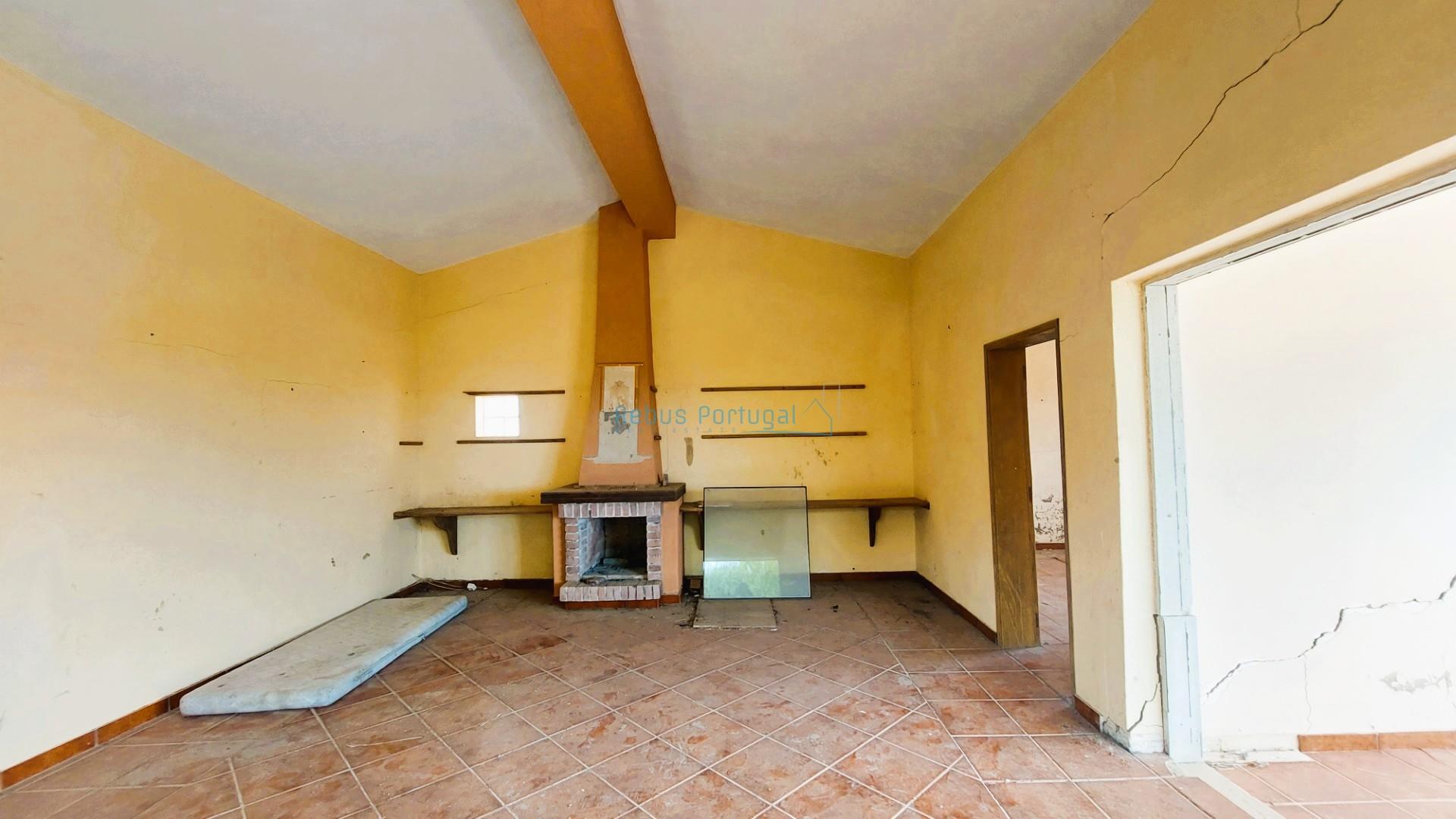 Ruína para Restauro com Terreno Generoso e Vista Deslumbrante