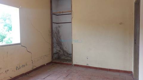 Ruína para Restauro com Terreno Generoso e Vista Deslumbrante