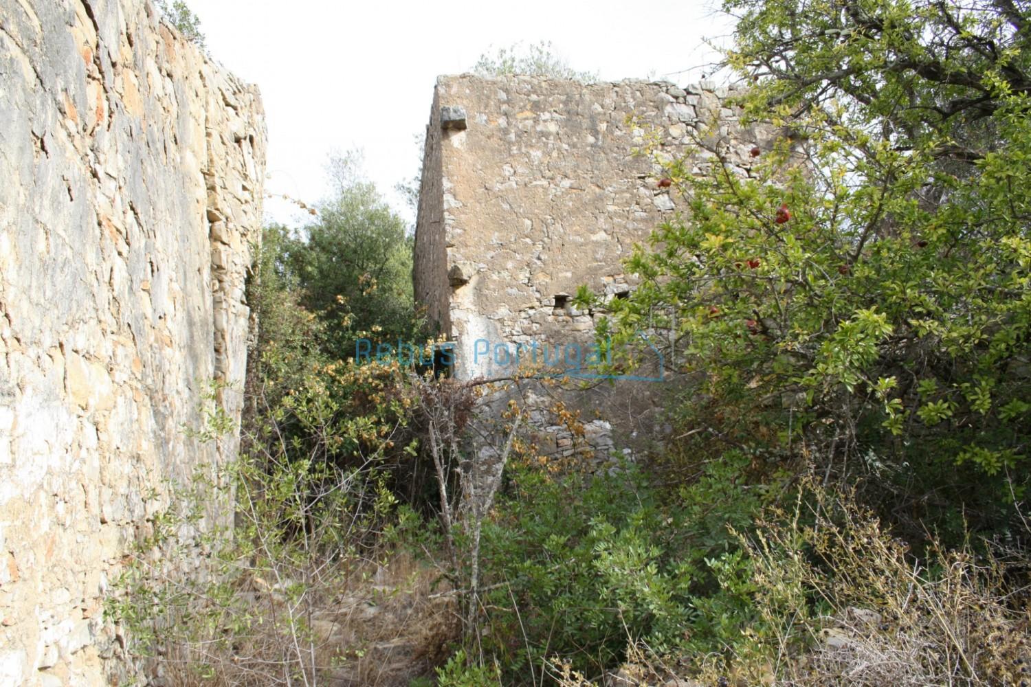 Terreno com ruína para reconstrução e ampliação