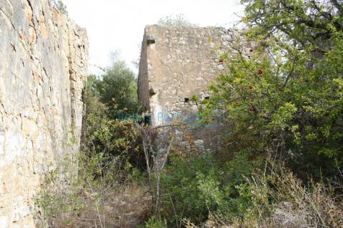 Terreno com ruína para reconstrução e ampliação