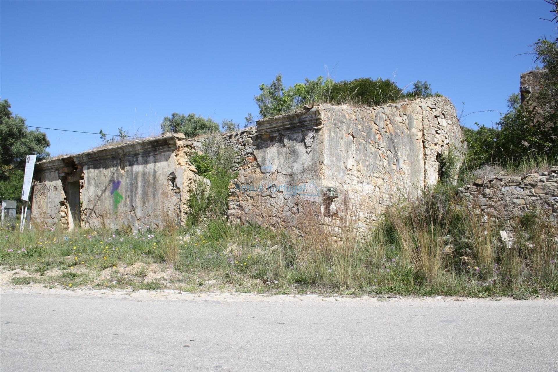 Terreno com ruína para reconstrução e ampliação