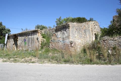 Terreno com ruína para reconstrução e ampliação