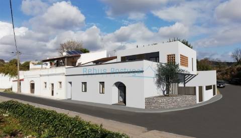 Moradia geminada T2+1, com estacionamento privado