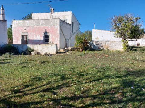 Moradia T2 com anexos e furo, para recuperar